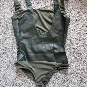4SI3NNA Marlena Bodysuit in Olive‎ size M NWT MSRP $88 thumbnail 3