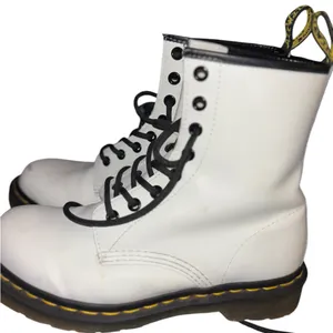 Dr Martens 11821 White 8 Eye Combat Boots Womens size 7 thumbnail 1