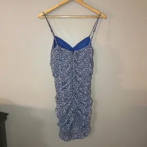 Lulu‘s Walk the Walk Blue Floral Print Ruched Bodycon Mini Dress Size M thumbnail 7