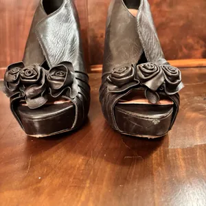 Vince Camuto Black Leather Peep Toe Heels Rose Appliqué‎ Platform Size 7.5 thumbnail 4