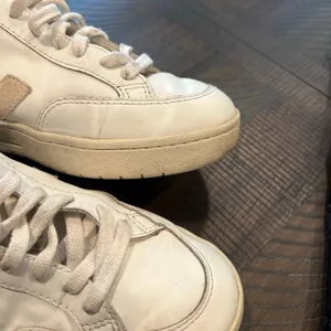 Veja V-12 Leather Sneakers in Extra-White/Sable 7 women thumbnail 9