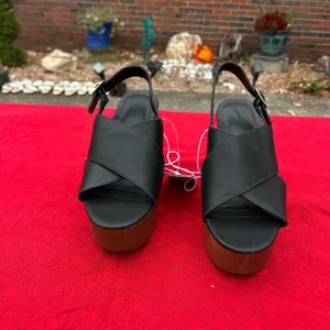 Universal Threads Women's Naomi Wood Wedge Heels with Memory Foam Insole size 6 thumbnail 2