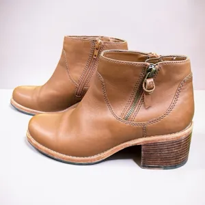 Old Money Clarks Clarkdale Dawn Tan Leather Chelsea Block Heel Ankle Boots 7M thumbnail 2