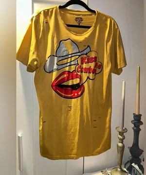 NWOT KISS ME COWBOY TEE Gold Size L thumbnail 2