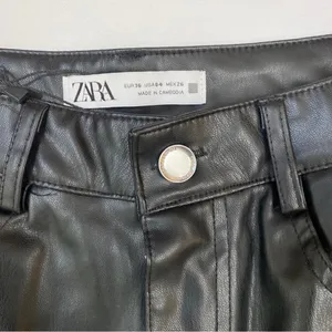 Everyday Capsule Zara blogger Fave minimalist black faux leather pants thumbnail 6