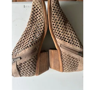 Vince Camuto Womens Taupe Suede Perforated Laser Cut Ankle Booties Size 7M thumbnail 3