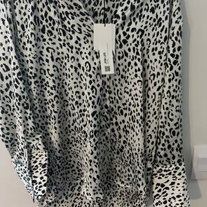 Zara Black and White Leopard Print Women's‎ Top M thumbnail 3
