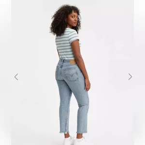 Levi's Wedgie Icon Fit Ankle Jeans Medium Wash Size 28‎ thumbnail 3