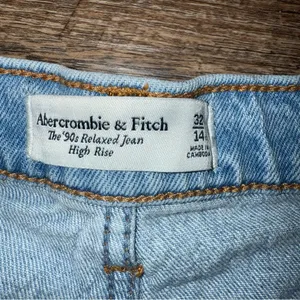 Abercrombie & Fitch The 90’s Relaxed Jean High Rise Jean Shorts Size 32/14/XL thumbnail 2