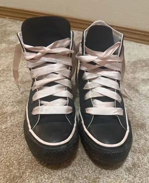Pink and black Converse  thumbnail 1