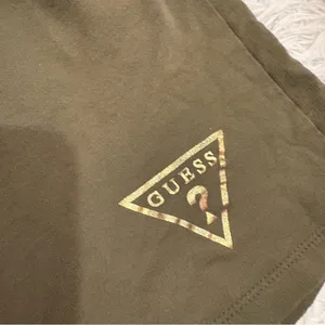 Guess Fleece Pull‎ On Logo Shorts Olive green gold size large thumbnail 3
