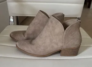 Maurices Bella Chop Out Ankle Boots Taupe Tan Reptile Texture Pointed Toe 7M thumbnail 1