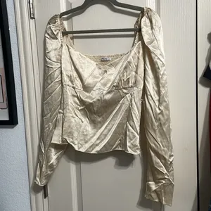 Reformation 100% Silk Roe Puff Sleeve Blouse Top Champagne Gold Minimalist Glam thumbnail 3