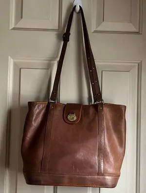 leather shoulder bag in brown. Definitely needs a good cleaning inside. thumbnail 1