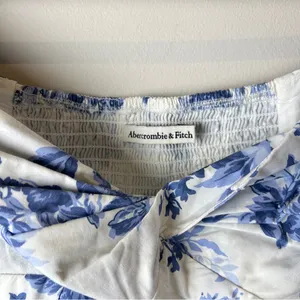 Abercrombie Floral Blue & White Women's Puff Sleeve Cropped Gathered Bodice Top thumbnail 3