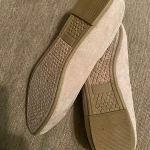 Madden Girl Faux-Suede Ballet Flats Size 7.5 Tan Color. Good condition thumbnail 4