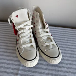 Converse NEW Women's Chuck Taylor All Star Embroidered Roses Hi Top Shoe Size 6 thumbnail 3