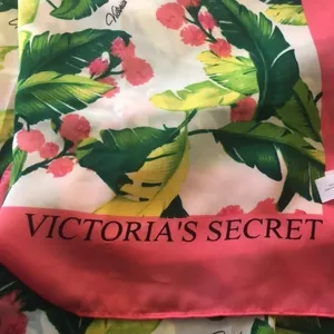 VS Victoria’s Secret Supermodel Essential Floral Square Scarf Pink Green 45X45 thumbnail 5