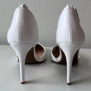 White Pointed Heels Size 9.5 thumbnail 5