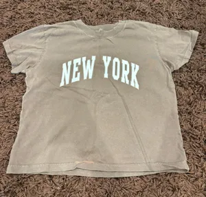 Brandy Melville New York Croptop thumbnail 1