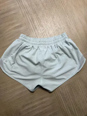 Lululemon Shorts Hotty Hot 2.5" Low-Rise thumbnail 2