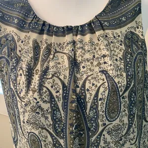 Rose & Olive size small blue white and grey paisley print top EUC thumbnail 4