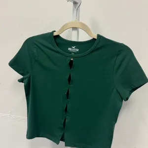 Hollister Women's Forest Green Front Cutout Short Sleeve Crop Top T-shirt Medium thumbnail 3