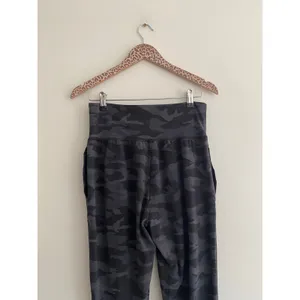ATHLETA Salutation Black Camo Joggers Size Medium thumbnail 7