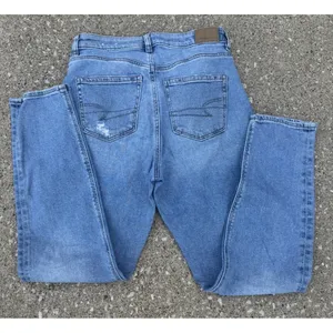 American Eagle Mom Straight Distressed Jeans Medium Wash Stretch‎ Size 4 Regular thumbnail 2