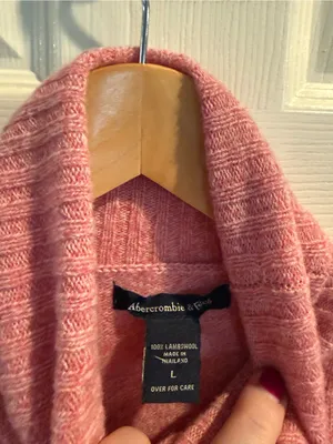 Abercrombie & Fitch Pink Cropped Turtleneck Sweater in Heathered Pink thumbnail 3