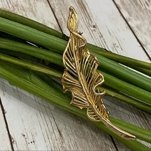 Unsigned Gold Leaf Brooch thumbnail 1