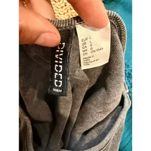 H&M Divided Women's Gray Crop Top Size L Short Sleeve Raw‎ Hem thumbnail 3