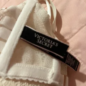 Victoria’s Secret Cream Color/Lace Very Sexy Push Up Bra size 32DD thumbnail 5