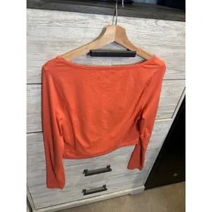 Under Armour Womens Long Sleeve Crop Top Coral Orange Athletic Gym Shirt Large thumbnail 4