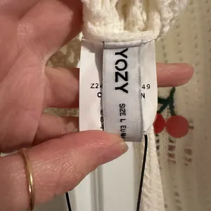 NWT Yozy Cherry Embroidered White Sweater Size L thumbnail 3