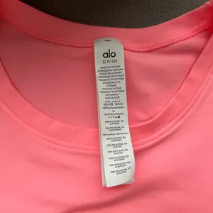 Alo Yoga Alosoft Crop Finesse Short Sleeve Neon Bubblegum S thumbnail 4