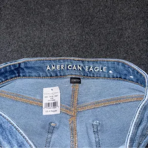 NWT American Eagle Stretch Mom Jeans Size 4 High Rise Medium Wash Distressed thumbnail 8