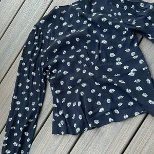 Aritzia‎ Wilfred Daisy Long Sleeve Top thumbnail 10