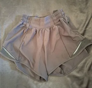 Lululemon Hotty Hot 2.5" Shorts thumbnail 1