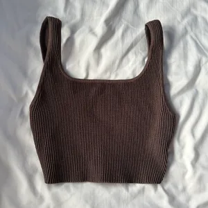 Aritzia babaton crop tank thumbnail 1