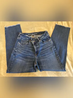 Women’s American Eagle Classic Stretch Mom Straight Jeans in Medium Blue Size 8 thumbnail 4