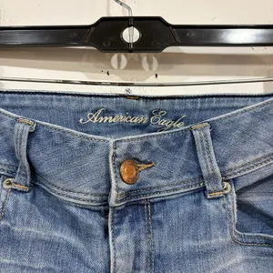 American Eagle Light Wash Slim Bootcut Jeans Size 8 Short Embroidered Pockets thumbnail 4