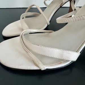 VTG Y2K Strappy BP Satin White Leather Kitten Heel Mule Square Toe Sandal Size 7 thumbnail 5