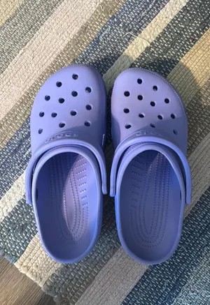 woman’s crocs  thumbnail 1