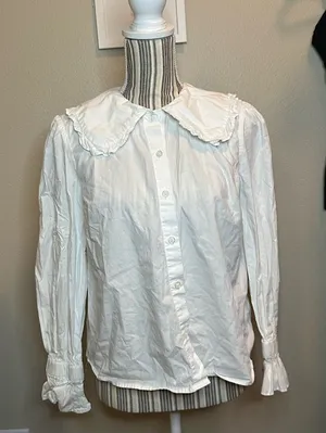 White Ruffled Button thumbnail 1
