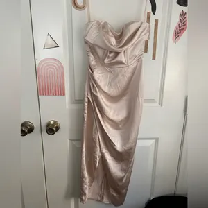 Selfie Leslie DOLCE VITA COWL BUST SATIN CHIC STRAPLESS MIDI DRESS CHAMPAGNE thumbnail 7