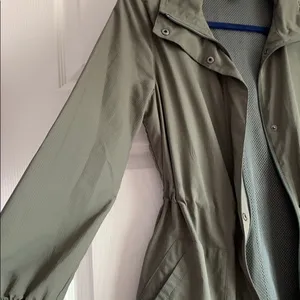 Lightweight athletic jacket in olive green thumbnail 4