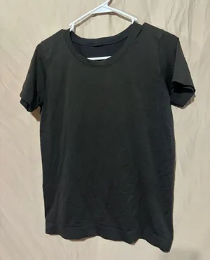 Lululemon T-shirt thumbnail 1