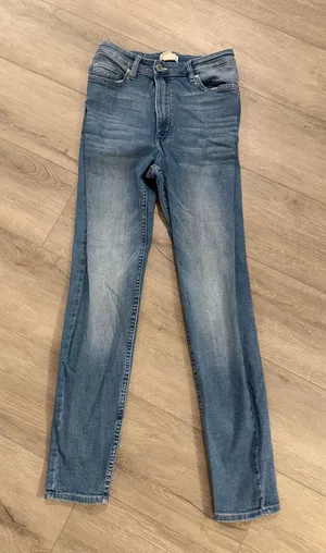 H&M L.O.G.G. Women’s High Waisted Slim Straight Jeans Size 6 Enhance your everyday wardrobe with these versatile H&M L.O.G.G. jeans. Featuring dorna flattering high-rise silhouette and a classic slim straight-leg fit, these jeans offer a timeless look that pairs perfectly with sneakers or boots. The medium-wash denim includes light whiskering and fading for a subtle, lived-in aesthetic. • Condition: Excellent, like-new condition with no flaws. • Size: US 2 / CA 6 (Fits like a Women’s Size 6). • Style: Five-pocket styling with a secure zip fly and button closure. Comfortable, durable, and ready for any season! thumbnail 1