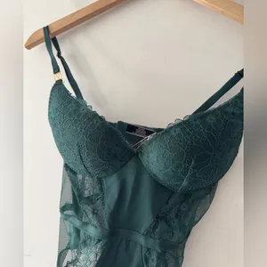 NEW!! Victoria’s Secret Love Emerald Green Lace Floral‎ Corset Style Bodysuit thumbnail 3